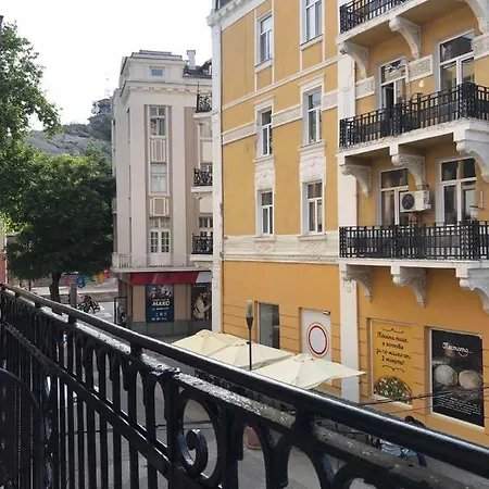 Center Apartment *